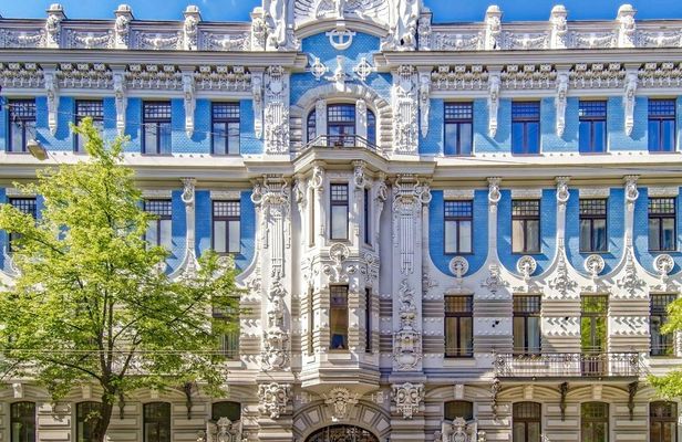 Exclusive private guided tour of Riga's architecture with a local
