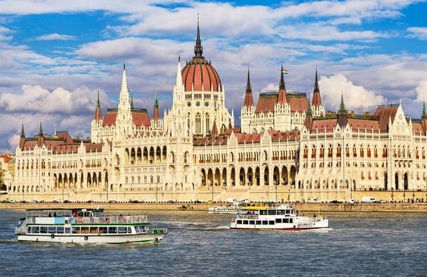 Full-day Budapest private city tour with lunch and cruise