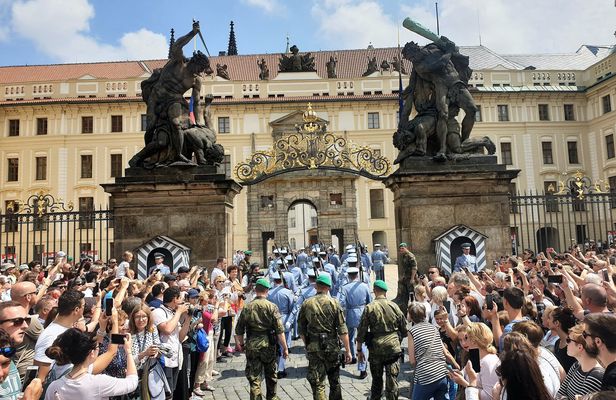 Prague 6-Hour tour with river boat cruise and lunch