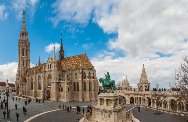 Private Buda Castle walking tour and Danube river cruise with Margaret Island