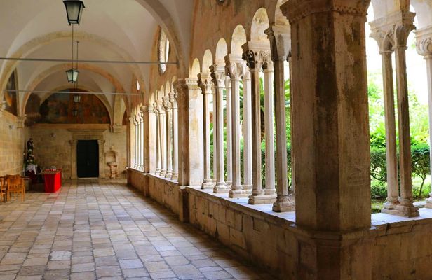 Dubrovnik private tour with the Old Pharmacy entrance