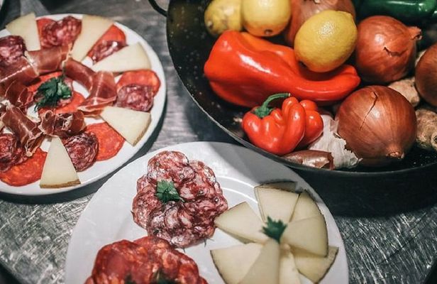 Food tasting tapas and wine tour in Barcelona