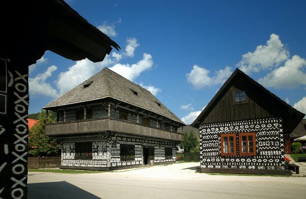 Cicmany guided tour with thermal bath entrance