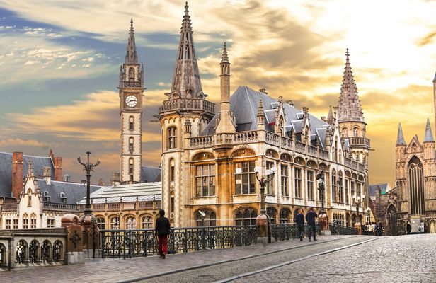 Self guided tour with interactive city game of Ghent