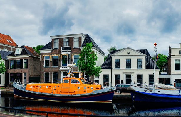 Self guided tour with interactive city game of Assen