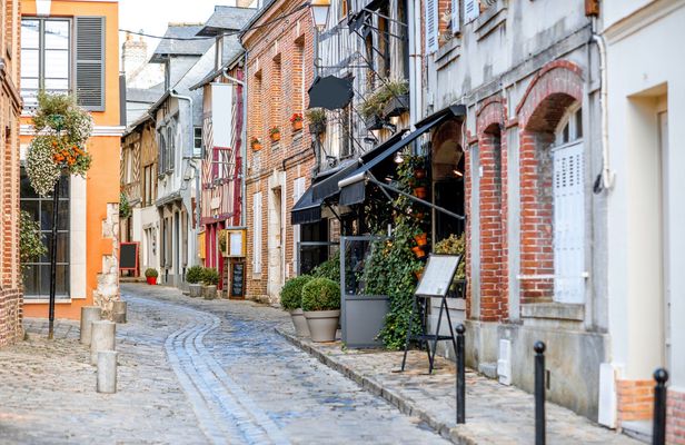 Private walking tour of Honfleur with a local guide