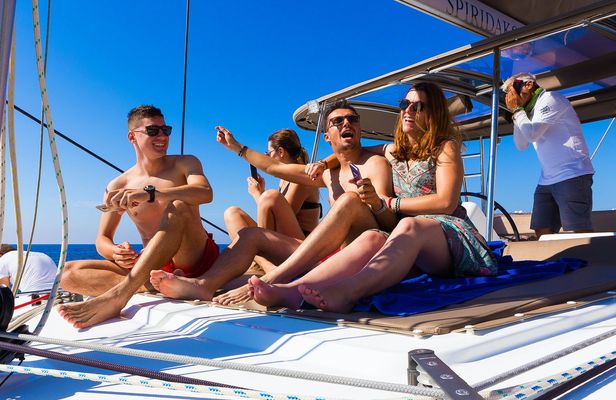 Santorini Standard Catamaran Cruise with Pickup, Lunch and Drinks