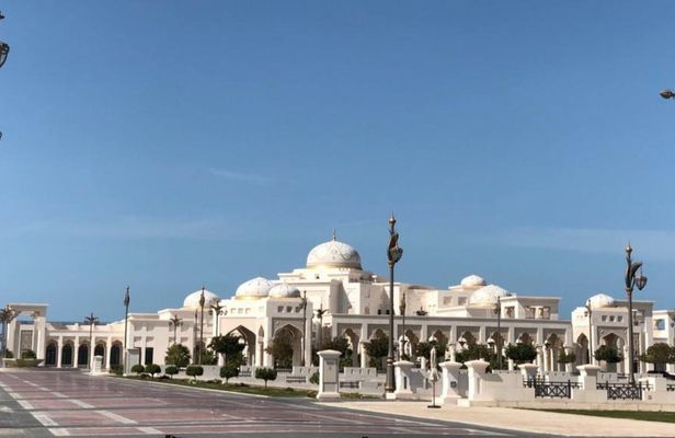 Abu Dhabi private tour with Qasr Al Watan visit