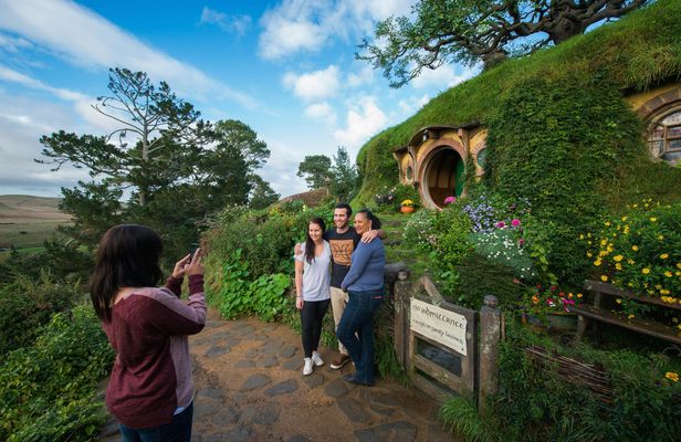 Hobbiton and Waitomo cave full-day tour