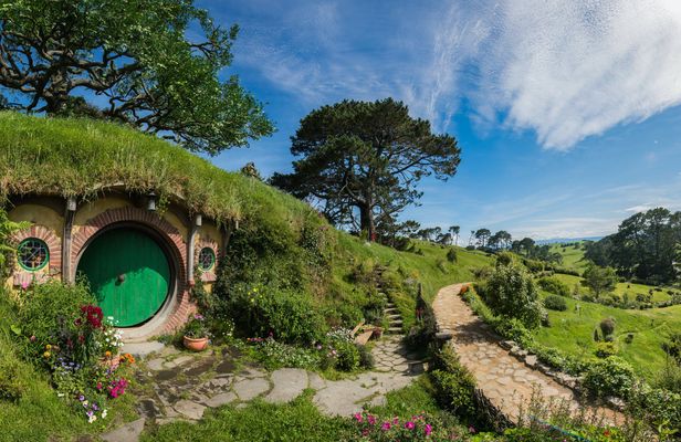 Rotorua to Auckland via Hobbiton movie set with lunch