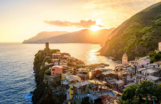 Sunset kayak tour with typical aperitif from Monterosso