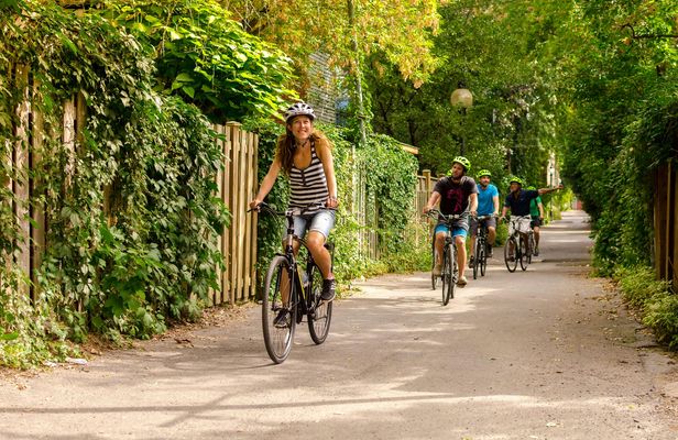 Young family bike rental package in Montreal