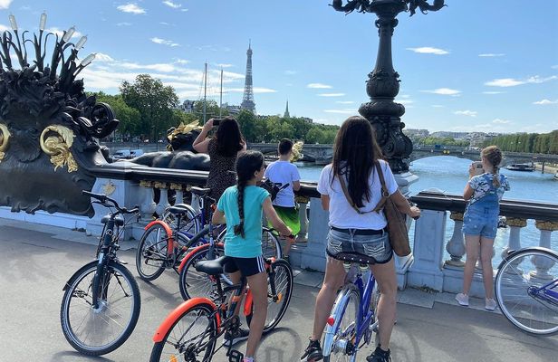 Bike tour of Paris' treasures