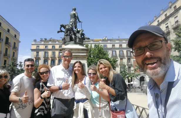 Night tapas walking tour in Barcelona Modernist Area with dinner