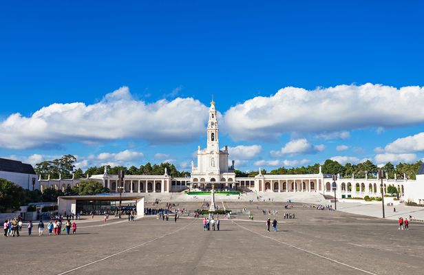Fatima, Batalha, Nazaré and Obidos private tour from Lisbon