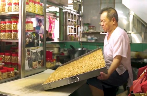 Singapore Food Tour in Chinatown Complex Hawker Center