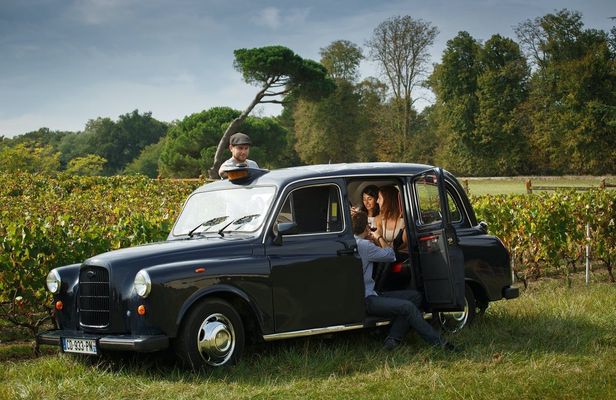 Wine tour and Saint-Emilion village aboard an English cab