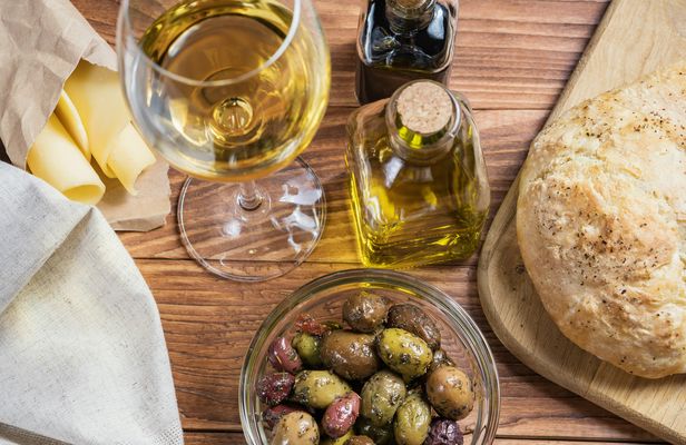 Visit to the Di Giovanna winery with tasting of four wines and a light lunch