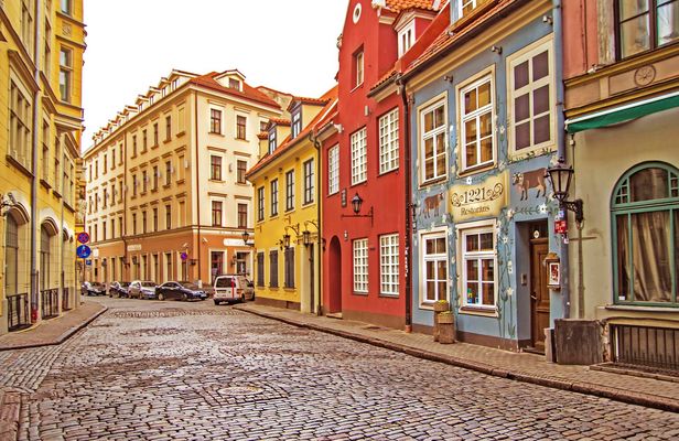 Exclusive historical walking tour of Riga with a local