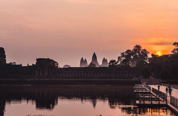 Sunrise at Angkor Wat and Angkor complex discovery by 4x4