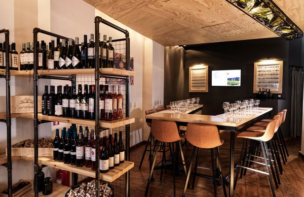 Private food and wine tasting tour in Athens