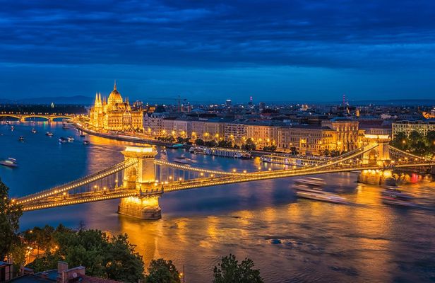 Panoramic tour of romantic viewpoints in Budapest