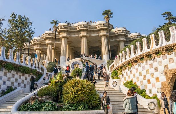 Guided tour of Sagrada Familia and park Güell