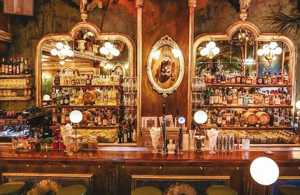 Small-group night sightseeing tour with drinks and food tasting in Athens