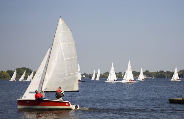 Private sailing tour on the Alster in Hamburg
