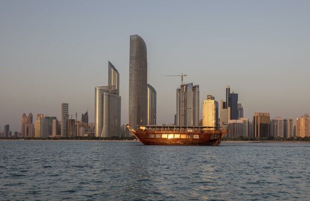 Sightseeing cruise with refreshments and show at Presidential Palace