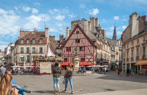Self guided tour with interactive city game of Dijon