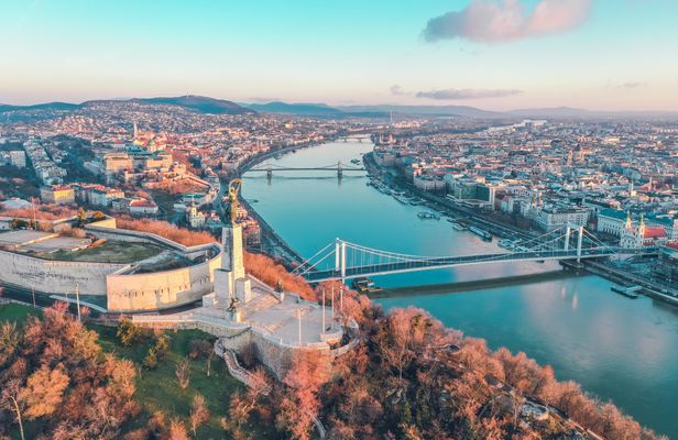 Discover Budapest on a guided tour with a local