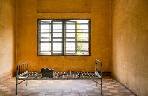 Half-day private Tuol Sleng Genocide Museum and Russian Market tour