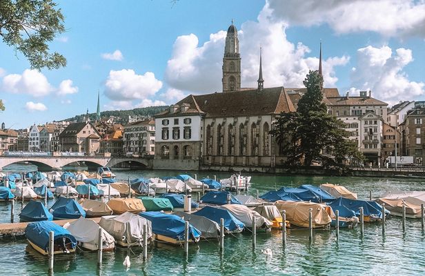 Zurich chocolate hunting tour with a local