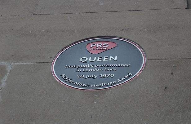 Queen walking tour London