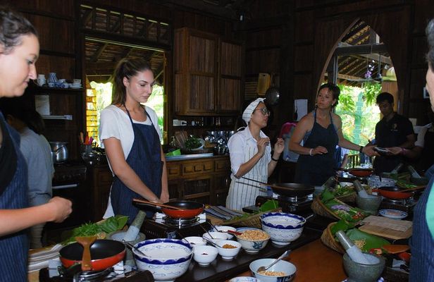 Join-in Cambodian cooking class half-day experience