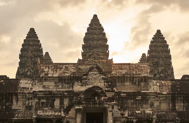 Angkor highlights and sunrise private full-day tour by tuk tuk