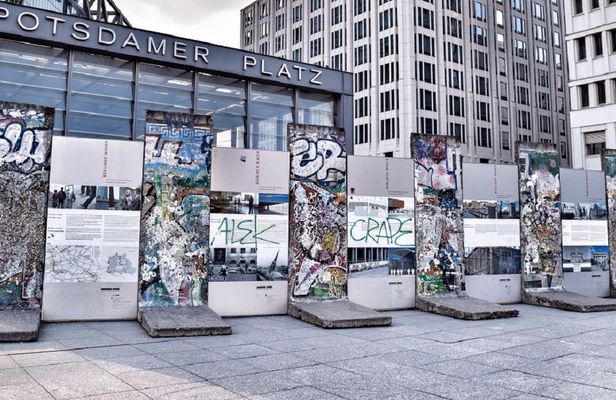 Berlin Wall walking tour from Checkpoint Charlie to Brandenburg Gate