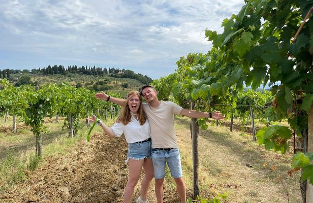Chianti tuk-tuk tour with wine tasting from San Gimignano