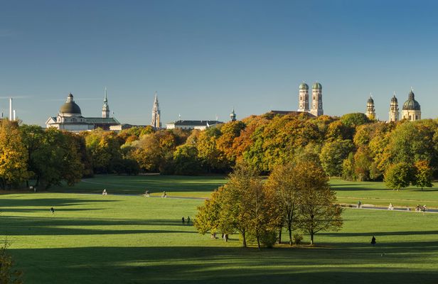 Guided bike tour through Munich with English Garden and Isar meadows