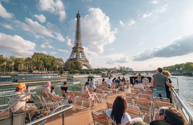 Seine River cruise with gourmet French crêpe