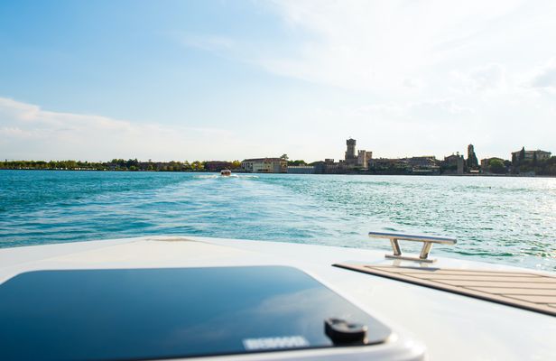 Half-day Lake Garda castles boat tour and wine tasting in Bardolino