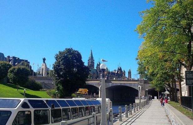 'Discover the Capitol' 2-day hop-on hop-off bus tour in Ottawa