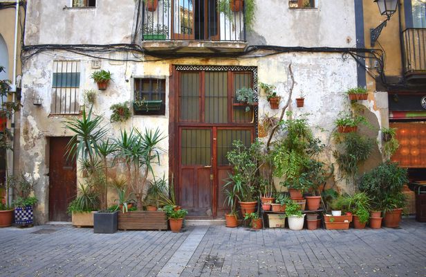 Self-guided medieval discovery walk in Barcelona
