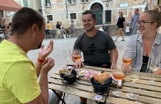 Evening street food and wine tour in Venice