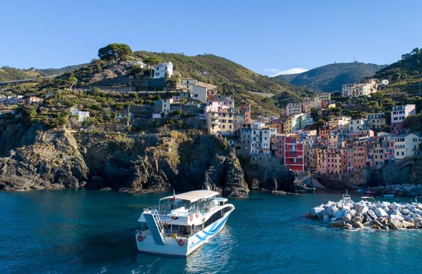 Riomaggiore, Monterosso and Vernazza guided boat tour