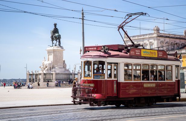 Lisbon bus and tram hop-on hop-off combined tickets