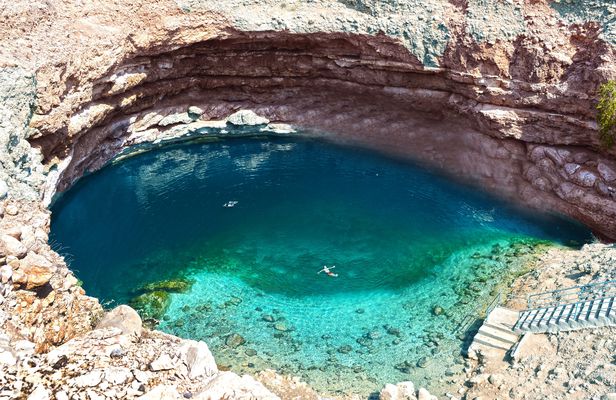 Private tour to Sinkhole and Wadi from Muscat with lunch box