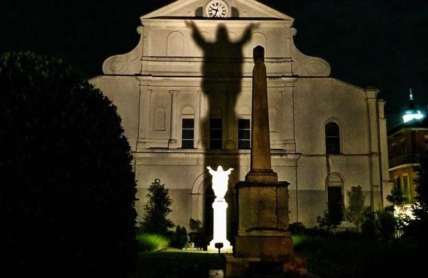 Big easy ghost and vampire pub crawl in New Orleans