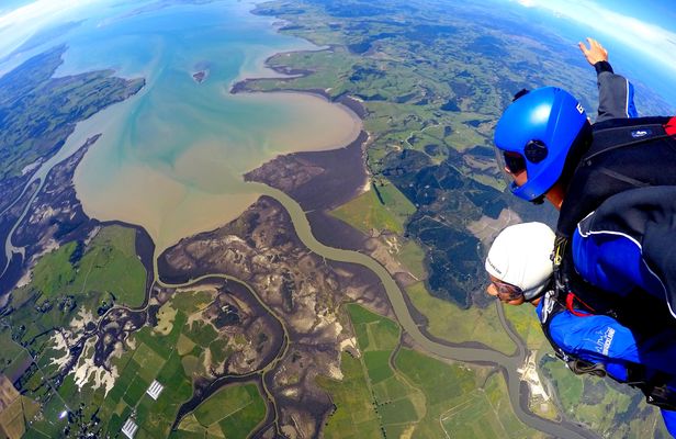 18,000ft skydiving experience in Auckland